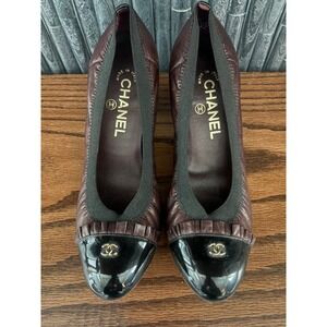 Chanel Burgundy Leather Black Patent Cap Toe CC Logo Block Heel Pumps Size 38